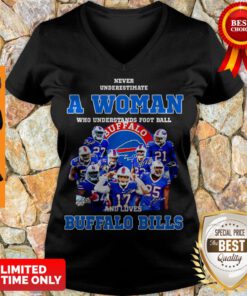 Nice Never Underestimate A Woman Who Understands Signatures Buffalo Bills V-neck