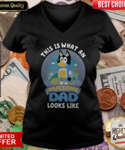 Top Bluey This Is What An Awesome Dad Looks Like V-neck