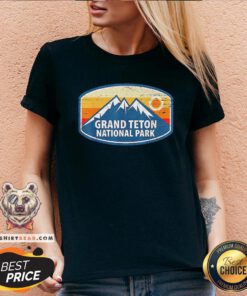 Grand Teton National Park Wyoming Retro Distressed Souvenir V-neck - Design By Teeshirtbear.com