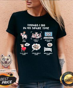 Things I Do In My Spare Time Pet Cows Look At Cows V-neck - Design By Teeshirtbear.com