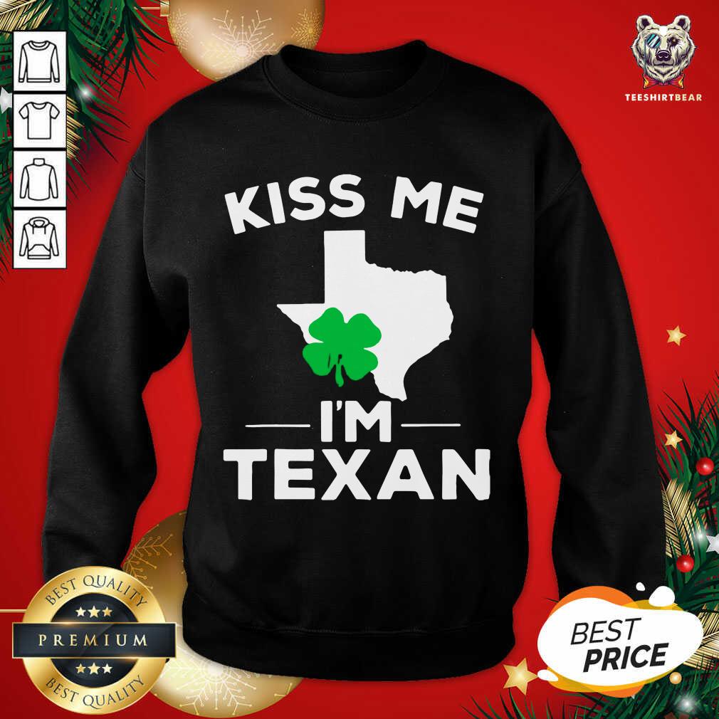 Kiss Me I'm Texan Texas Gifts Sweatshirt - Design By Teeshirtbear.com Kiss Me I'm Texan Texas Gifts Sweatshirt - Design By Teeshirtbear.com