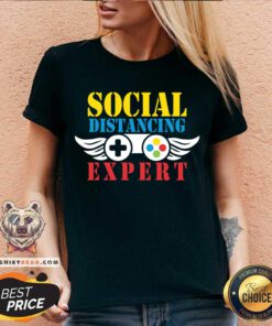 Social Distancing Expert Gaming Funny Vintage Video Gamer Gift V-neck - Design By Teeshirtbear.com