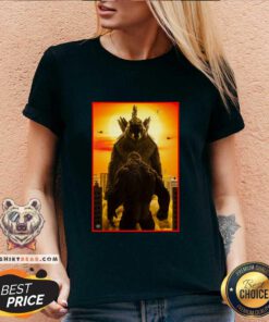 Great Godzilla Vs Kong 2021 V-neck - Design by Teeshirtbear.com