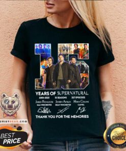 15 Years Supernatural 15 Seasons 327 Episodes Thank You For The Memories Signatures V-neck - Design By Teeshirtbear.com