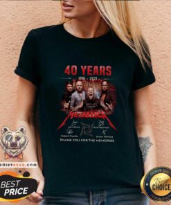 Cool 40 Years 1981 2021 Metallica Signatures V-neck - Design by Teeshirtbear.com