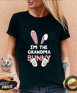 Cool I Am The Grandma Bunny Grandmother Granny Easter Day V-neck - Design by Teeshirtbear.com