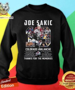 Nice 19 Joe Sakic Colorado Avalanche Signatures Sweatshirt - Design by Teeshirtbear.com