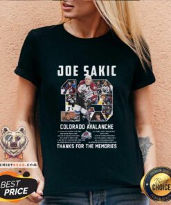 Nice 19 Joe Sakic Colorado Avalanche Signatures V-neck - Design by Teeshirtbear.com