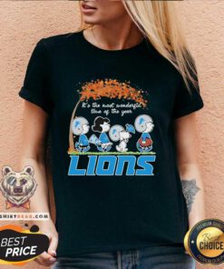 Great Detroit Lions Peanuts Charlie Browns And Snoopy In Fall V-neck