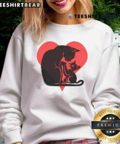 Pretty lovely cat mum with her adorable kitten in a heart design, perfect for cat lovers sweatshirt.