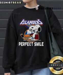 Premium NHL New York Islanders Snoopy Perfect Smile sweatshirt featuring Peanuts Movie design for hockey fans.