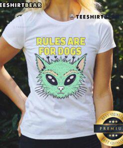 Funny alien cat graphic tee for cat lovers, featuring the phrase 'Rules are for dogs' for ladies who adore cats.