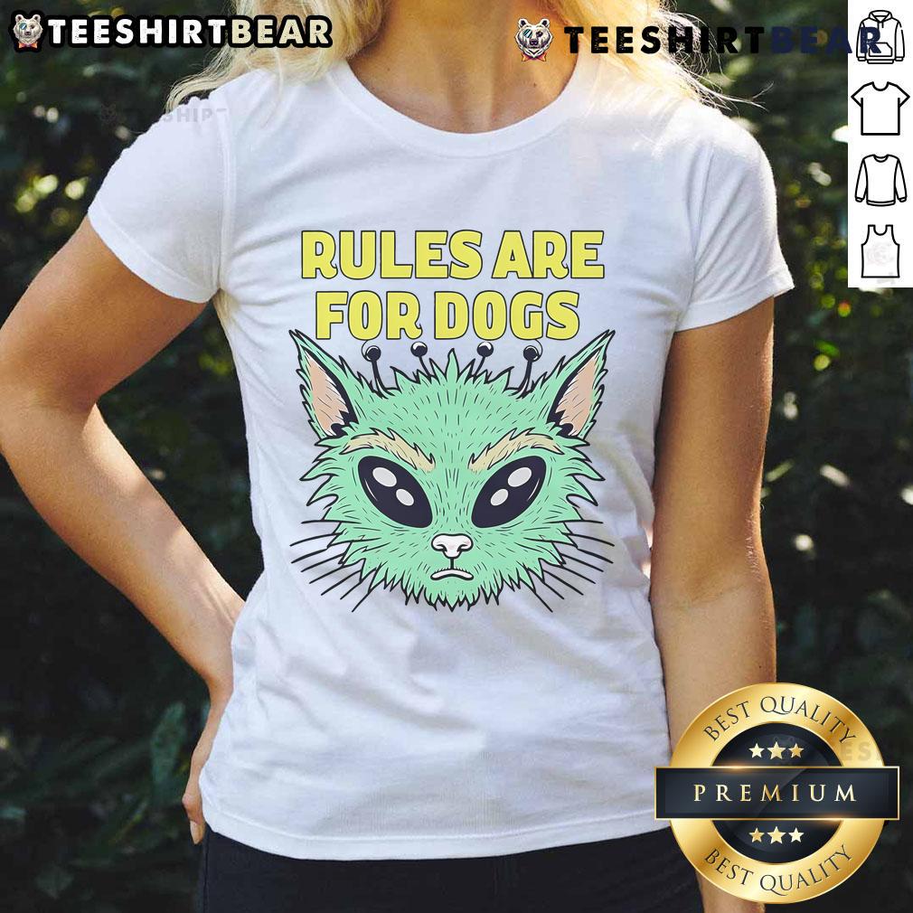 Funny alien cat graphic tee for cat lovers, featuring the phrase 'Rules are for dogs' for ladies who adore cats.