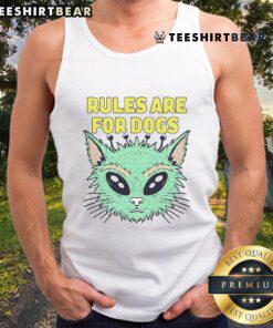 Funny alien cat graphic on a tank top with text: 'Rules are for dogs' for cat lovers and pet enthusiasts.