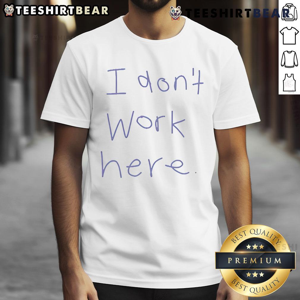 Funny I Don't Work Here T-Shirt design featuring humorous text, perfect for casual wear and showcasing a playful attitude.