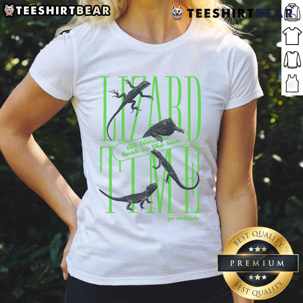 Awesome lizard soaking up the sun on a vibrant ladies tee, perfect for outdoor adventures and sunny days.