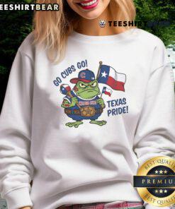 Alt Text: Awesome Chicago Cubs Frog sweatshirt featuring Texas pride flag design - Go Cubs Go!