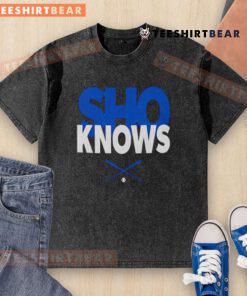 Top Shohei Ohtani shirt featuring 'Sho Knows' design, perfect for Los Angeles Dodgers fans. Casual and stylish apparel.