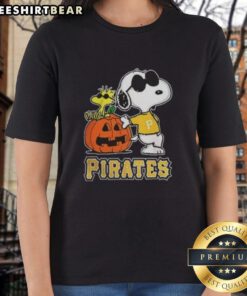 Awesome Snoopy Pittsburgh Pirates MLB pumpkin Halloween Peanuts cartoon 2025 ladies tee featuring Snoopy in a festive design.
