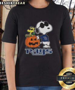 Awesome Snoopy Tampa Bay Rays MLB pumpkin Halloween Peanuts cartoon women's tee, perfect for Halloween festivities.
