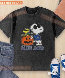 Awesome Snoopy Toronto Blue Jays MLB pumpkin Halloween Peanuts cartoon t-shirt for 2025, perfect for baseball fans.