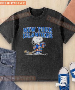 Alt Text: Original New York Islanders Hockey Snoopy Peanuts 2026 washed t-shirt featuring a playful Snoopy design.
