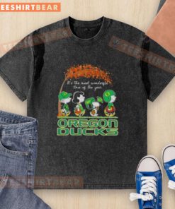 Alt Text: Premium Oregon Ducks X Peanuts Snoopy and Friends autumn t-shirt showcasing festive design for the holiday season.