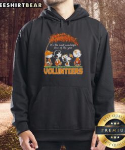 Premium Tennessee Volunteers X Peanuts Snoopy and Friends Autumn hoodie, perfect for celebrating fall festivities.