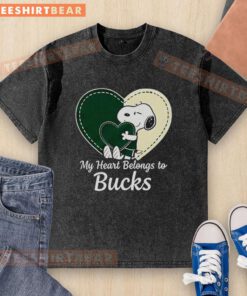 Official Milwaukee Bucks x Snoopy cartoon Valentine 2026 washed t-shirt featuring a fun graphic design and team colors.