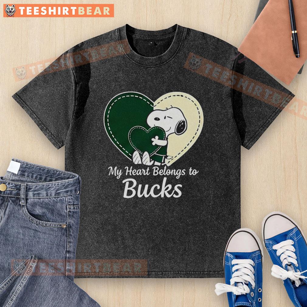 Official Milwaukee Bucks x Snoopy cartoon Valentine 2026 washed t-shirt featuring a fun graphic design and team colors.