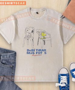 Cute Snoopy and Woodstock sitting on chairs in a washed t-shirt design, perfect for Debi Tirar Mas Fotos Argentina.