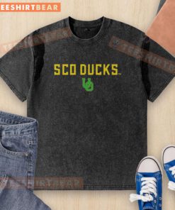 Top Oregon Ducks Sco Ducks logo washed t-shirt in green, perfect for fans showcasing team spirit and style.