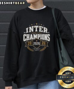 Alt Text: Top Inter Milan Campioni d'Italia 2026 logo sweatshirt featuring vibrant team colors and iconic design.
